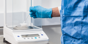 Mengapa Siswa Laboratorium Perlu Mengenal Fungsi Timbangan Analitik?